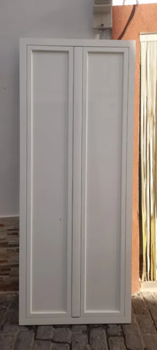 Puerta blanca doble