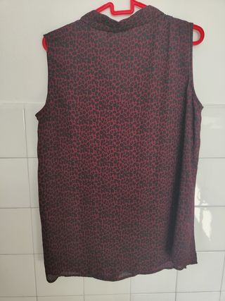 Blusa sin mangas con estampado animal print