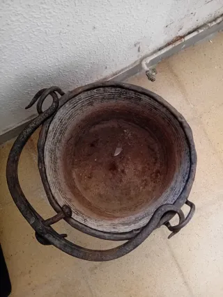 Caldero de cobre antiguo con asa