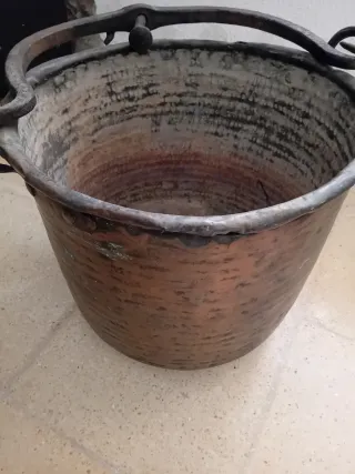 Caldero de cobre antiguo con asa