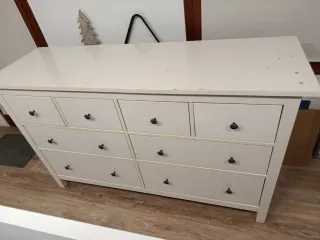 Cómoda blanca de madera con 8 cajones