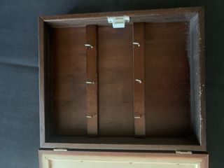 Armario llaves madera y mimbre