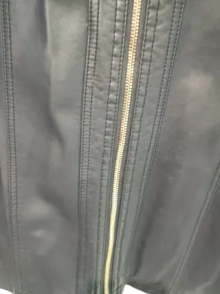 Cazadora polipiel moderna y elegante