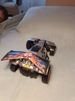 Coche de juguete todoterreno plateado