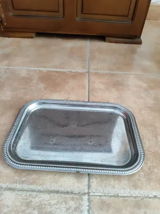 Bandeja decorativa de metal plateado