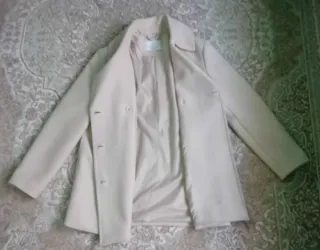 Abrigo beige doble botonadura del Stradivarus