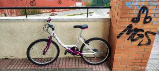 Bicicleta infantil blanca y fucsia