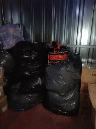 10 sacos de ropa, 2 de zapatillas y 1 de bolsos