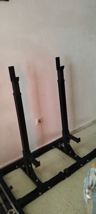 Pesas de gimnasio y barras