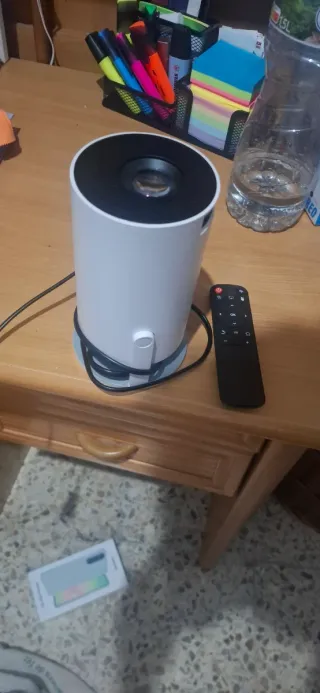 Proyector de video blanco