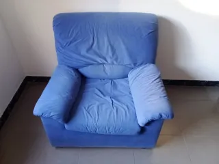 Sillón orejero azul de tela, funda extraible