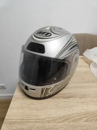 Casco de moto plateado