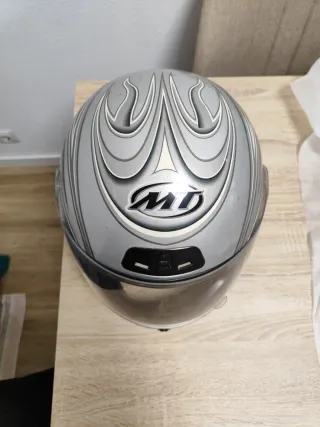 Casco de moto plateado