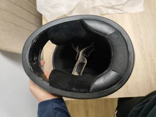 Casco de moto plateado