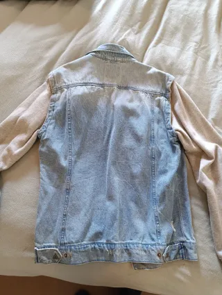 Chaqueta vaquera con mangas de sudadera