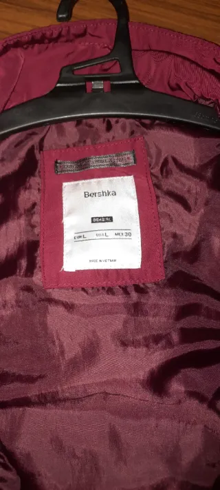 Chaqueta roja con capucha