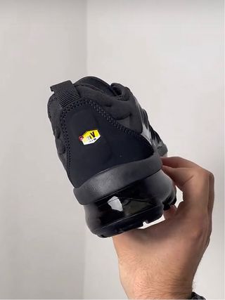 Nike Vapormax Negro y Dorado Talla 38