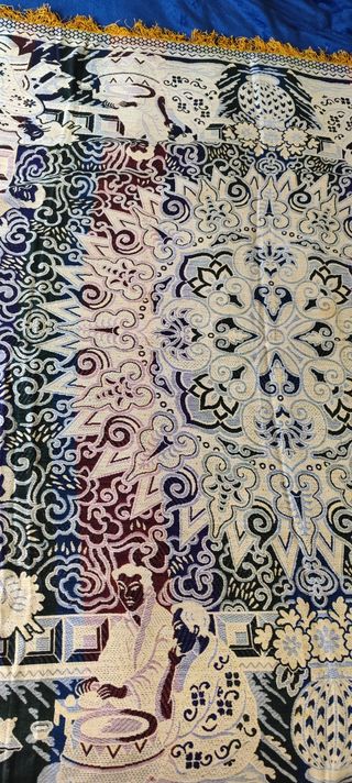 Tapiz de seda antiguo con flecos.