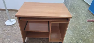 Due scrivanie in legno marrone