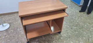 Due scrivanie in legno marrone