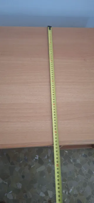 Due scrivanie in legno marrone