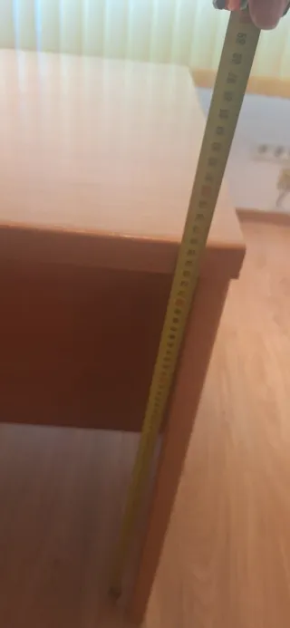 Due scrivanie in legno marrone