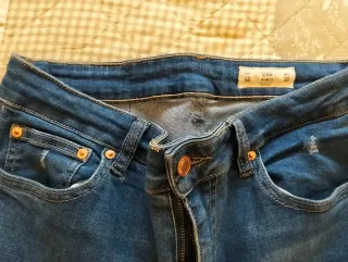 Pantalón vaquero desgastado azul