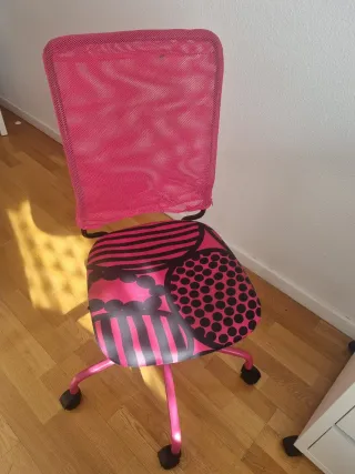 Silla de escritorio rosa y negra