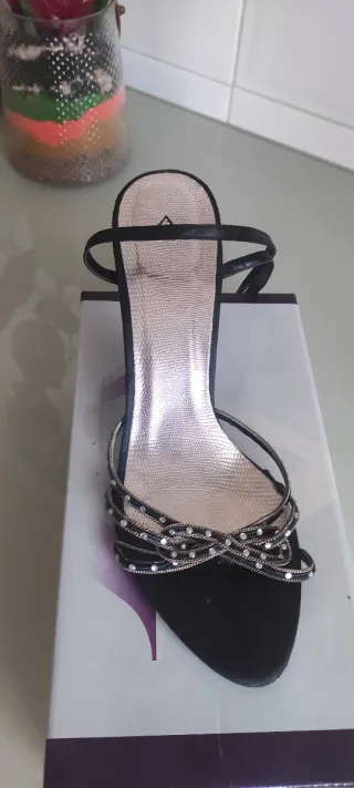 Sandalias de tacón negras y plateadas