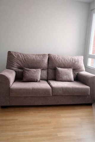 Sofá de tela beige y gris