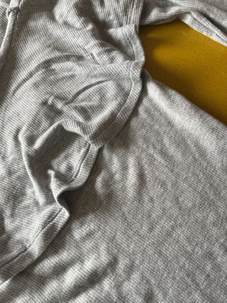 Body gris manga larga con volantes