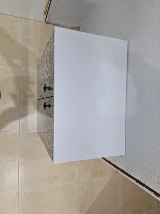 Mueble pequeño con diseño de azulejos