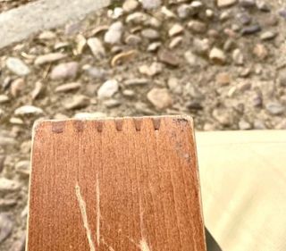 Coppia di divani in pelle e legno beige/marrone