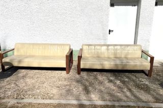 Coppia di divani in pelle e legno beige/marrone