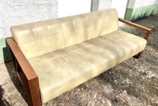 Coppia di divani in pelle e legno beige/marrone