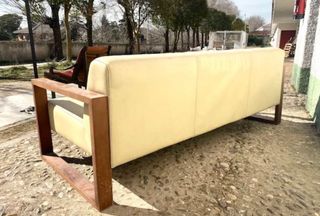 Coppia di divani in pelle e legno beige/marrone