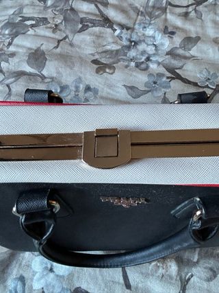 Bolso Negro y Blanco con Detalles Rojos