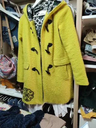 Parka Desigual amarilla con capucha