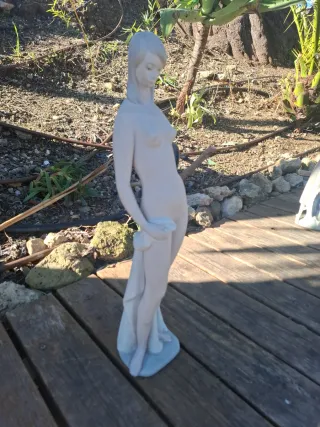 Figura de porcelana mujer desnuda LLADRÓ