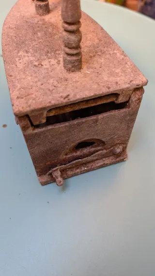 Plancha antigua de hierro con mango