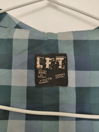 Cazadora deportiva verde con capucha