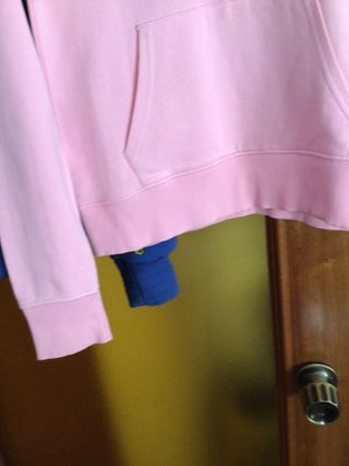 Cazadora azul y sudadera rosa