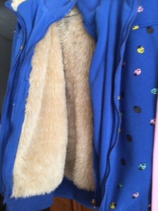 Cazadora azul y sudadera rosa