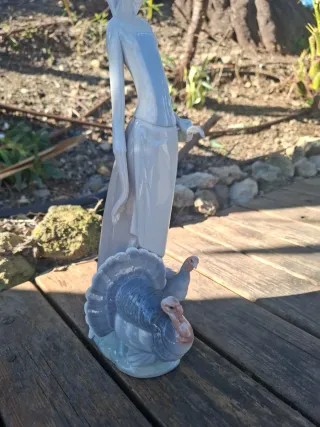 Figura de porcelana mujer con pavos LLADRÓ