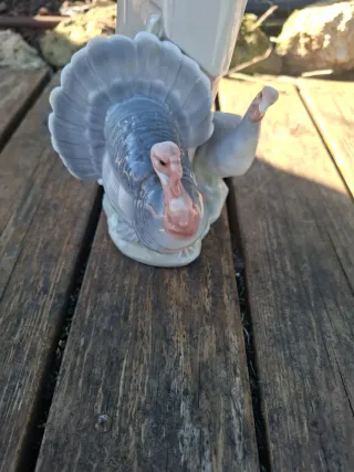 Figura de porcelana mujer con pavos LLADRÓ