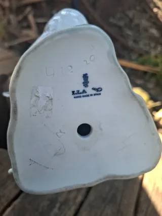 Figura de porcelana mujer con pavos LLADRÓ