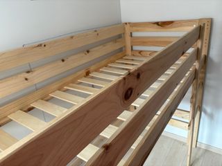 Cama alta infantil de madera