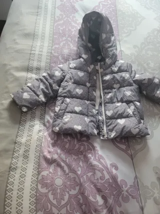 Chaqueta infantil gris con corazones blancos