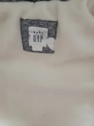 Chaqueta infantil gris con corazones blancos