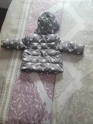 Chaqueta infantil gris con corazones blancos